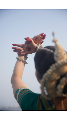 Hasta mudra in Kathak help dancers to show expressive hand movements